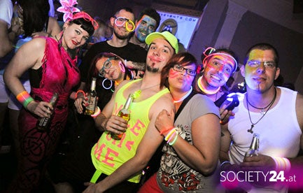 UV Neon Party wird zwei