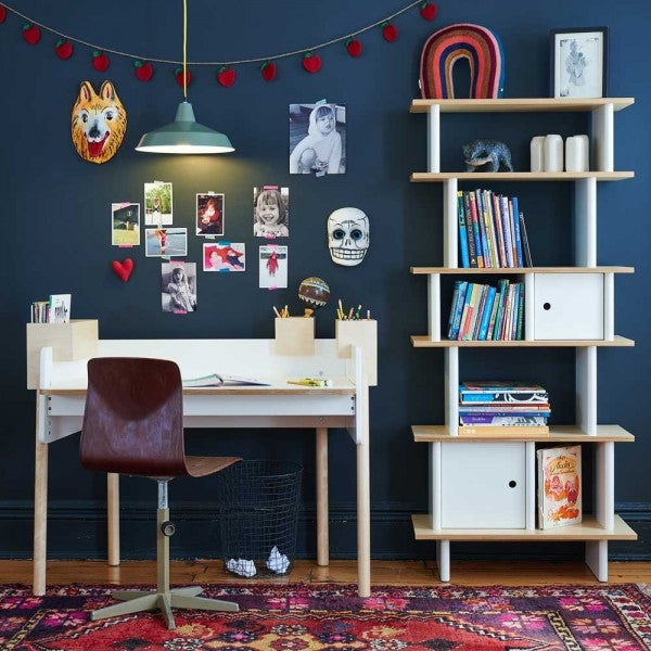 Eine klare Formsprache und zeitlose Gestaltung versprechen die Möbel von Ouef NYC. Schreibtisch Brooklyn mit integriertem Stauraum um 756 Euro, Regal Min Library von Ouef um 695 Euro. kinderraeume.com 