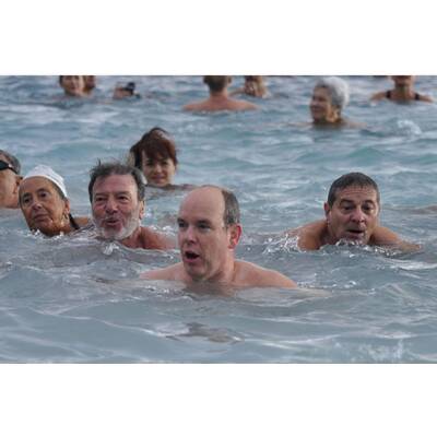 Wenn es die Tradition verlangt, springt Albert ins kalte Wasser.