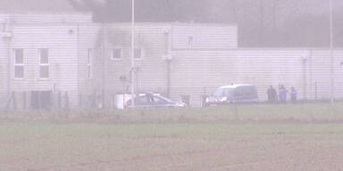 Attentäter in Druckerei verschanzt