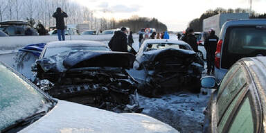 A1: Horror-Crash mit 65 Autos