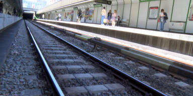 R&auml;uber springt vor U-Bahn