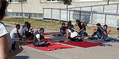 Sitzstreik im Asyl-Lager