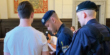 Sohn (18) wollte Vater mit Autoantenne abstechen