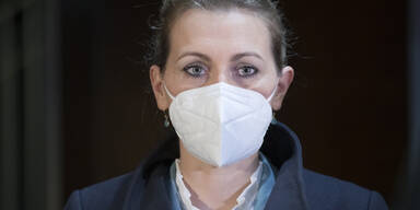 Nach R&uuml;cktritt: Aschbacher verzichtet auf Gehaltsfortzahlung | Neue Vorw&uuml;rfe rund um Dissertation