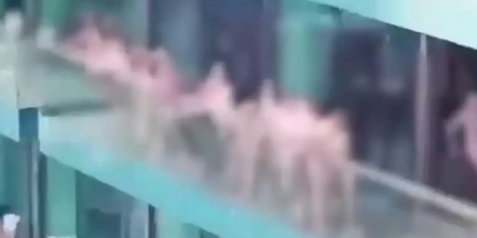 Nackmodels in Dubai auf Balkon