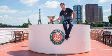 Tennis-Star Rafael Nadal mit Turnierpokal der French Open