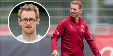 Bayern-Trainer Julian Nagelsmann mit einem Bild von Team-Psychologe Maximilian Pelka