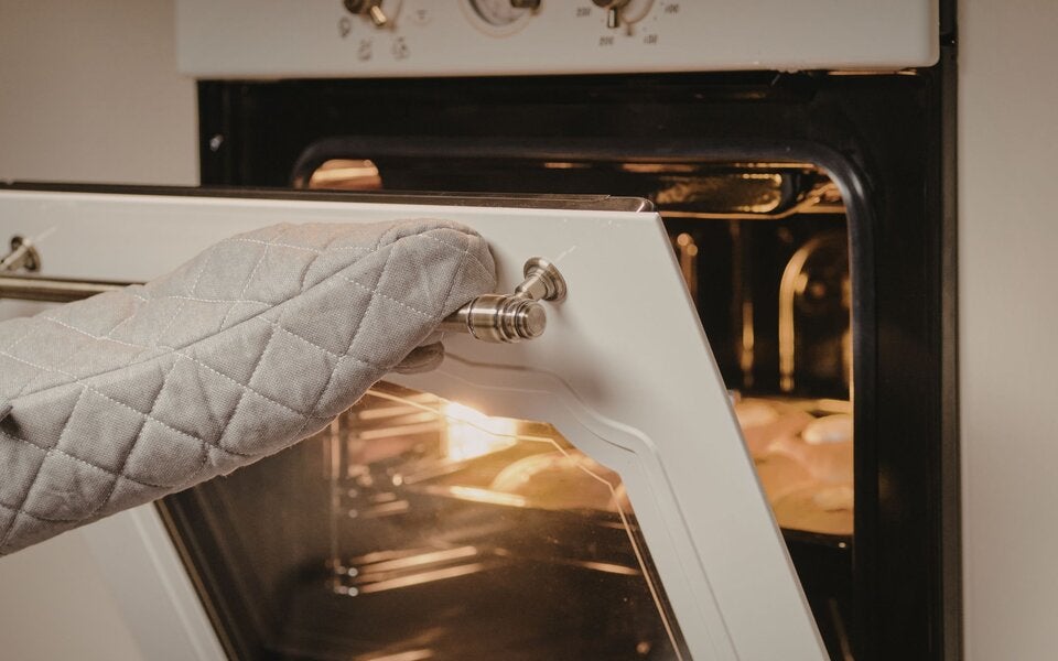 Ohne Schrubben: Mit diesen Hausmitteln wird der Backofen blitzblank