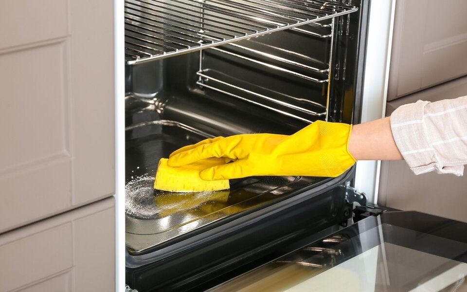 Ohne Schrubben: Mit diesen Hausmitteln wird der Backofen blitzblank