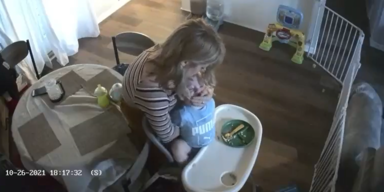 &Uuml;berwachungsaufnahme: Nanny qu&auml;lt Kind