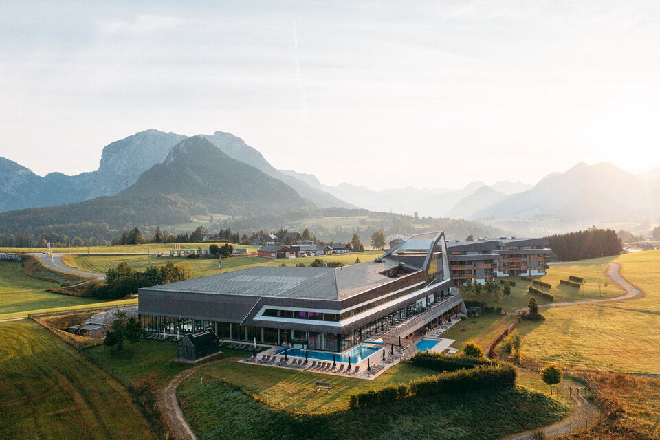 Bad Ischl Das Hotel Royal ist mit einem Panoramagang mit der Salzkammergut-Therme verbunden.