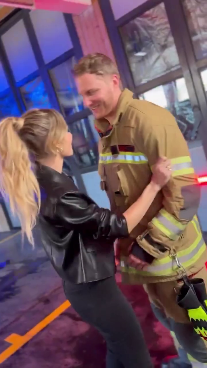 Melissa Naschenweng liefert ihr heißestes Video: mit Handschellen und Feuerwehrmann!