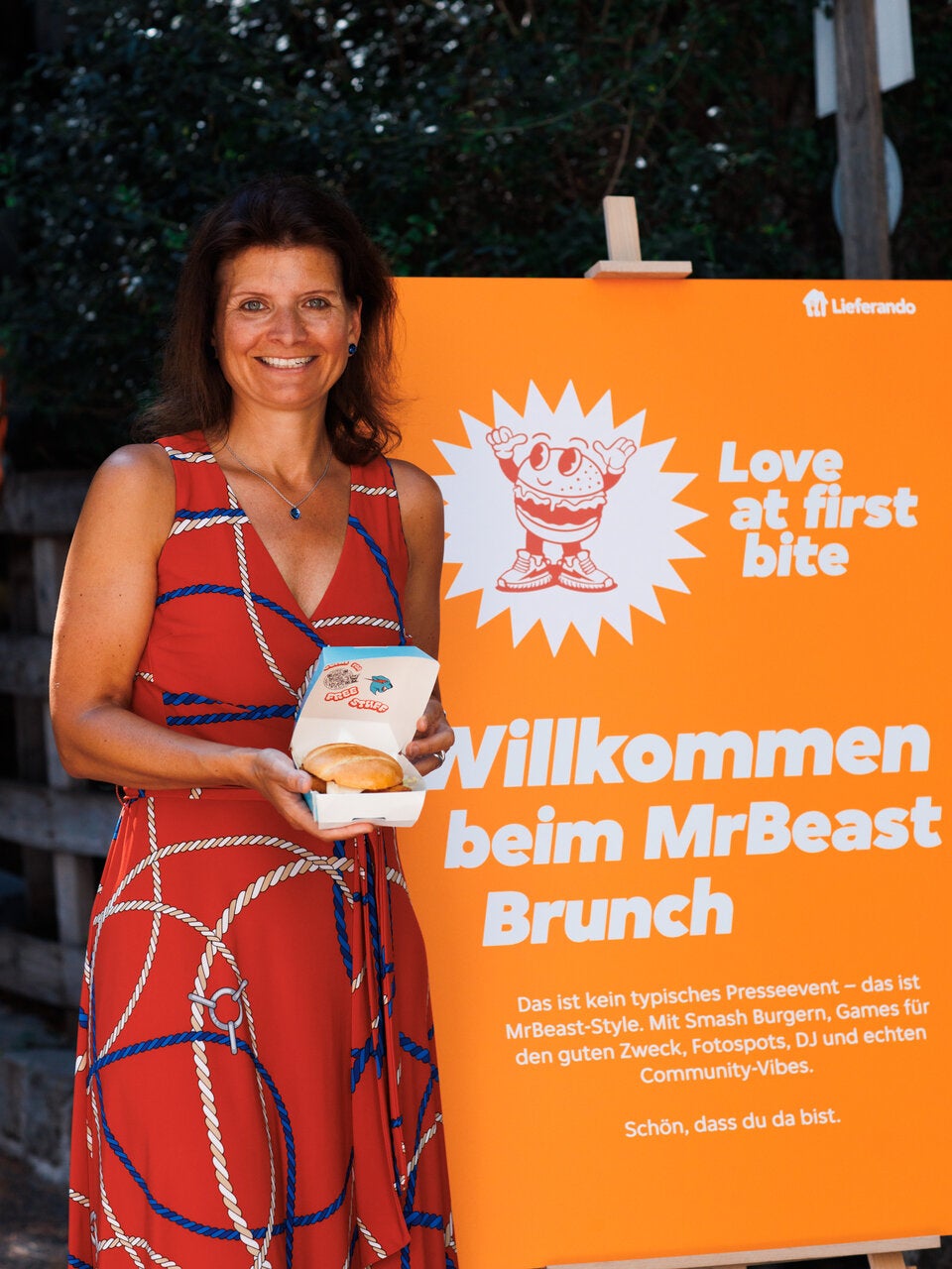 Natascha Mauthner, GF Lieferando Österreich mit dem neuen MrBeast-Kult-Burger 