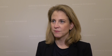 Nationalrat debattiert &uuml;ber Budget 2023Meinl-Reisinger im Interview.png
