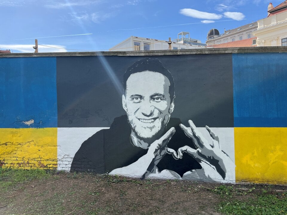Eines der beiden Navalny-Bilder auf der Mauer.