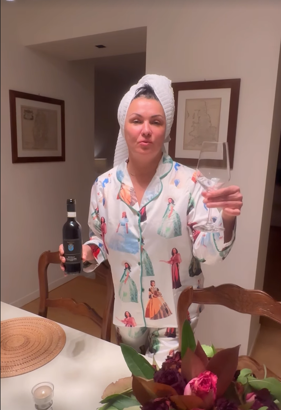 Anna Netrebko gönnt sich während des Kochens selbst einen Schluck des kräftigen Schluck. 