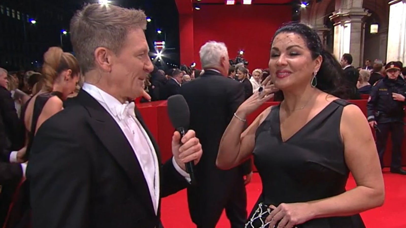 „Talentlose Trällertrulla“ - „Armselig“ Twitter-Wirbel über Netrebko am Opernball Kép