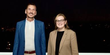 Neuer Oberwirt-P&auml;chter auf der Terrasse mit Blick &uuml;ber Linz