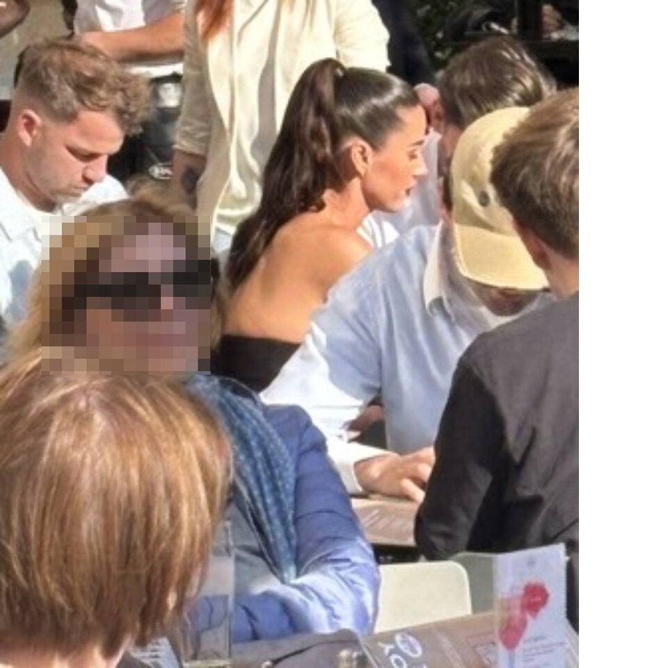 Sarah Engels und ihr Mann Julian (links) saßen nachmittags mit den Kindern im MuseumsQuartier.