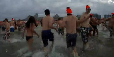 Neujahrsbad: 10000 springen in die Nordsee