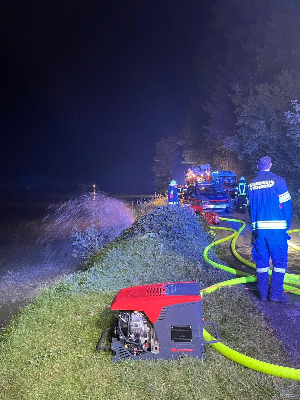 185 Feuerwehrleute bekämpfen Brand mit Donauwasser