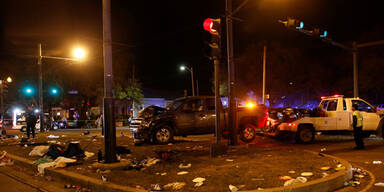 Horror-Fahrt: Auto rast in Faschings-Umzug