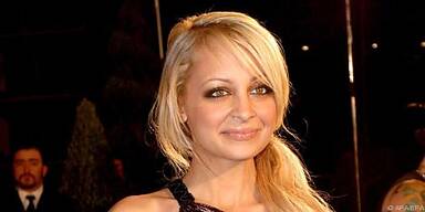 Nicole Richie tanzt zur Musik von Jay-Z