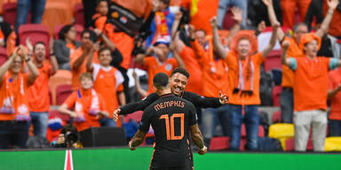 Memphis Depay umarmt Mitspieler Donyell Malen (Niederlande)