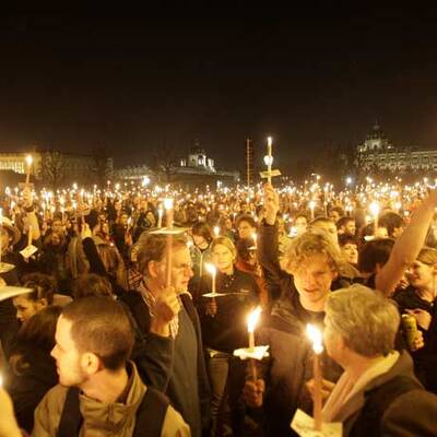 Lichtertanz gegen Rosenkranz