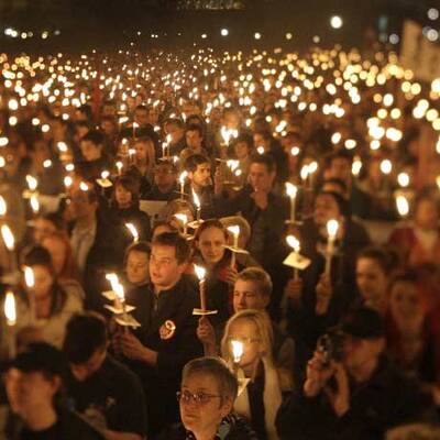 Lichtertanz gegen Rosenkranz