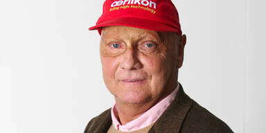 Niki Lauda schenkt sein rotes Kapperl her