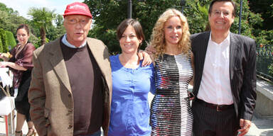 Voll stolz zeigt er Birgit mit Babybauch