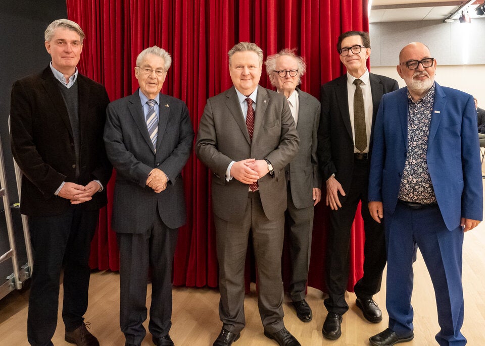 V.l.: Dr. John Evers (Generalsekretär des Verbands Österreichischer Volkshochschulen), Dr. Heinz Fischer (Bundespräsident a.D. und Präsident des Verbands Österreichischer Volkshochschulen), Dr. Michael Ludwig (Bürgermeister der Stadt Wien), Hon.-Prof. Lorenz Mikoletzky (Vorsitzender des Fördervereins des Österreichischen Volkshochschularchivs), Dr. Christian H. Stifter (Direktor des Österreichischen Volkshochschularchivs), Herbert Schweiger, MBA, MA (Geschäftsführer der Wiener Volkshochschulen GmbH).