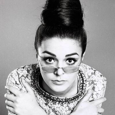 Rihanna - Queen of Downloads