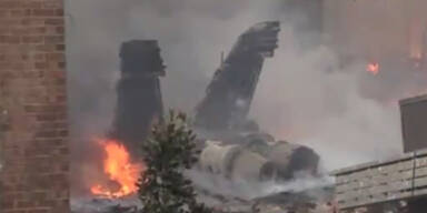 F-18 Kampfjet stürzt in Wohnhausanlage