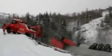 Absturz: LKW rei&szlig;t Abschlepperwagen mit