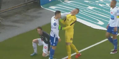 Rot! Spieler watscht eigenen Goalie ab