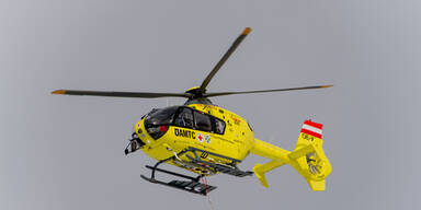 Mann von Sattelschlepper an die Wand gedrückt