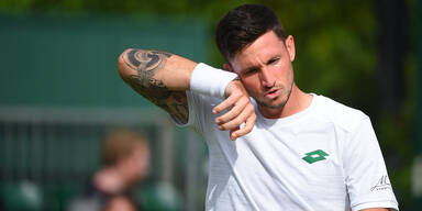 Österreichs Tennis-Profi Dennis Novak wischt sich den Schweiß von der Schläfe