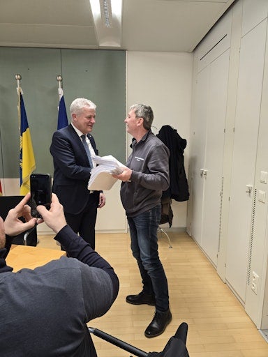 #LKGmündbleibt hat 25.000 Unterschriften für den Erhalt des Landesklinikums Gmünd an ÖVP-Landesrat Anton Kasser übergeben. 