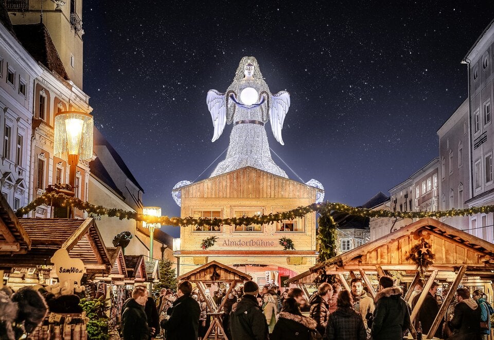 Funkelnd. Die romantische Bergweihnacht am Stadtplatz von Wels begeistert mit dem größten Christkind der Welt.