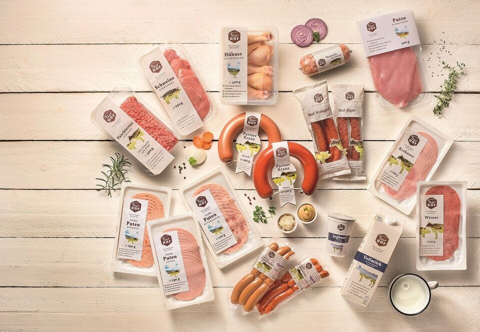 Hofer setzt sich für Tierwohl-Mission ambitionierte Ziele für 2030 - spezielle Tierwohlprogramm „FairHOF“ und seiner BIO-Eigenmarke „Zurück zum Ursprung“ sollen noch besser werden.