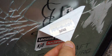 Kommunisten-Sticker mit Rasierklingen pr&auml;pariert