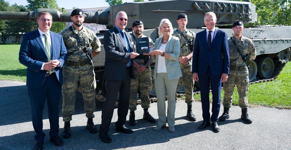 Verteidigungsministerin Klaudia Tanner, OÖ-Landeshauptmann Thomas Stelzer und ein Vertreter der Militär-Firma KNDS 