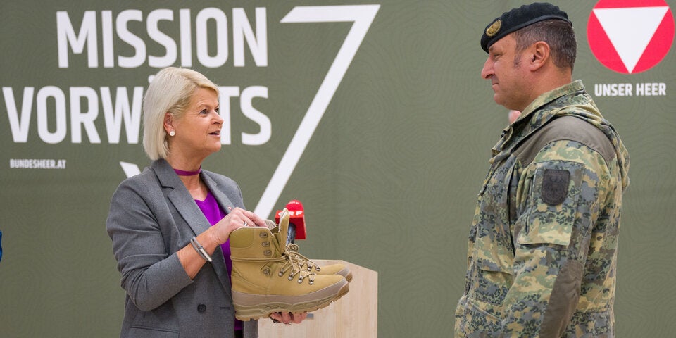 Klaudia Tanner bei der Übergabe der neuen Kampfstiefel