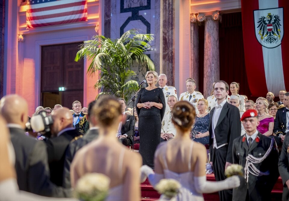 Party-Queen Tanner zeigt ihre Tanz-Moves am Ball der Offiziere