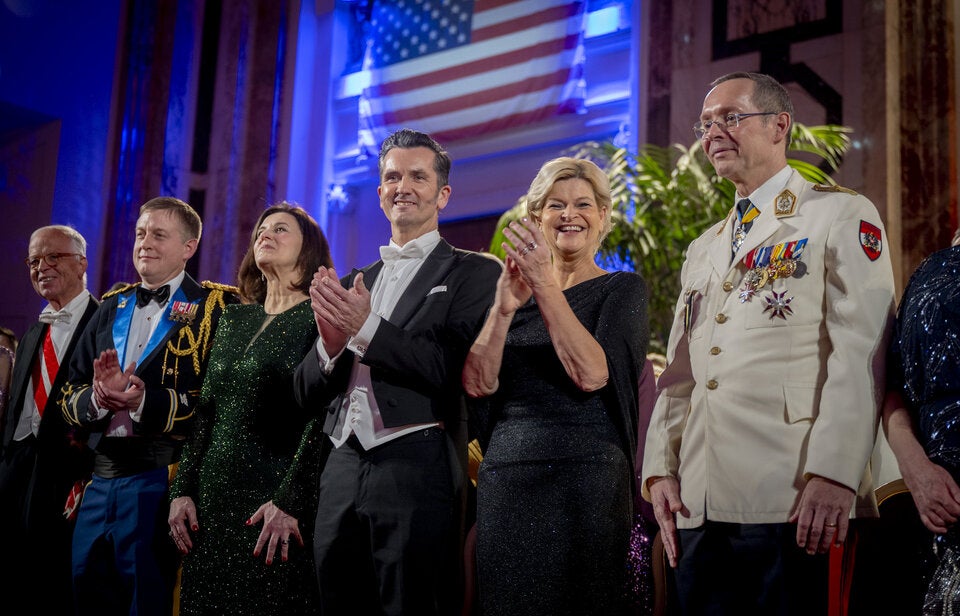 Party-Queen Tanner zeigt ihre Tanz-Moves am Ball der Offiziere