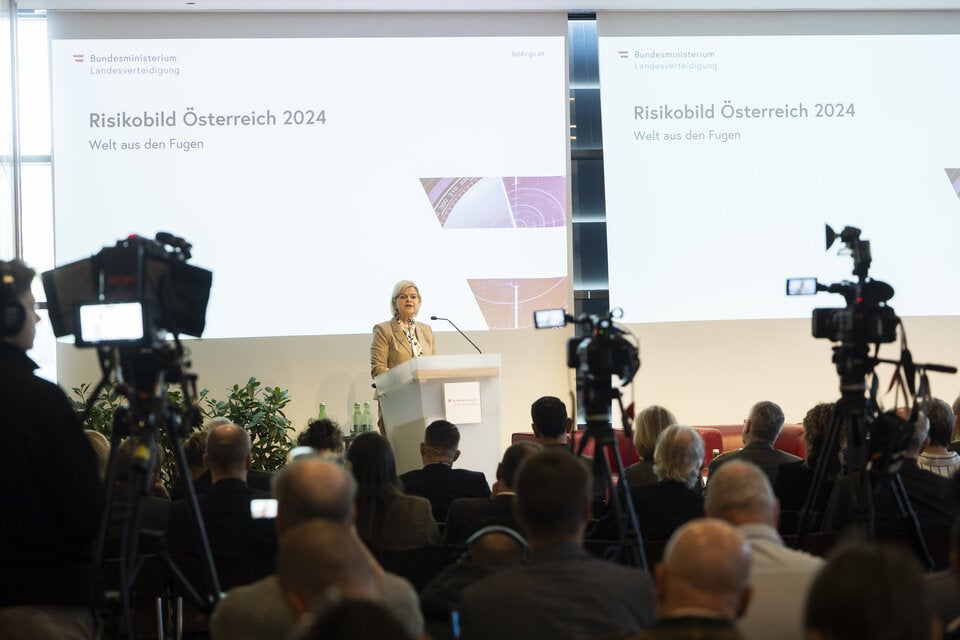 Verteidigungsministerin Klaudia Tanner bei der Präsentation des 