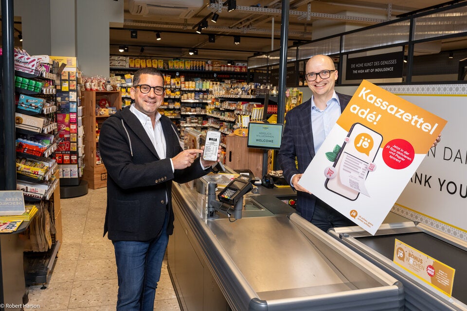 REWE-Vorstand Marcel Haraszti (links im Bild) und jö-Geschäftsführer Nikolai Scheurecker